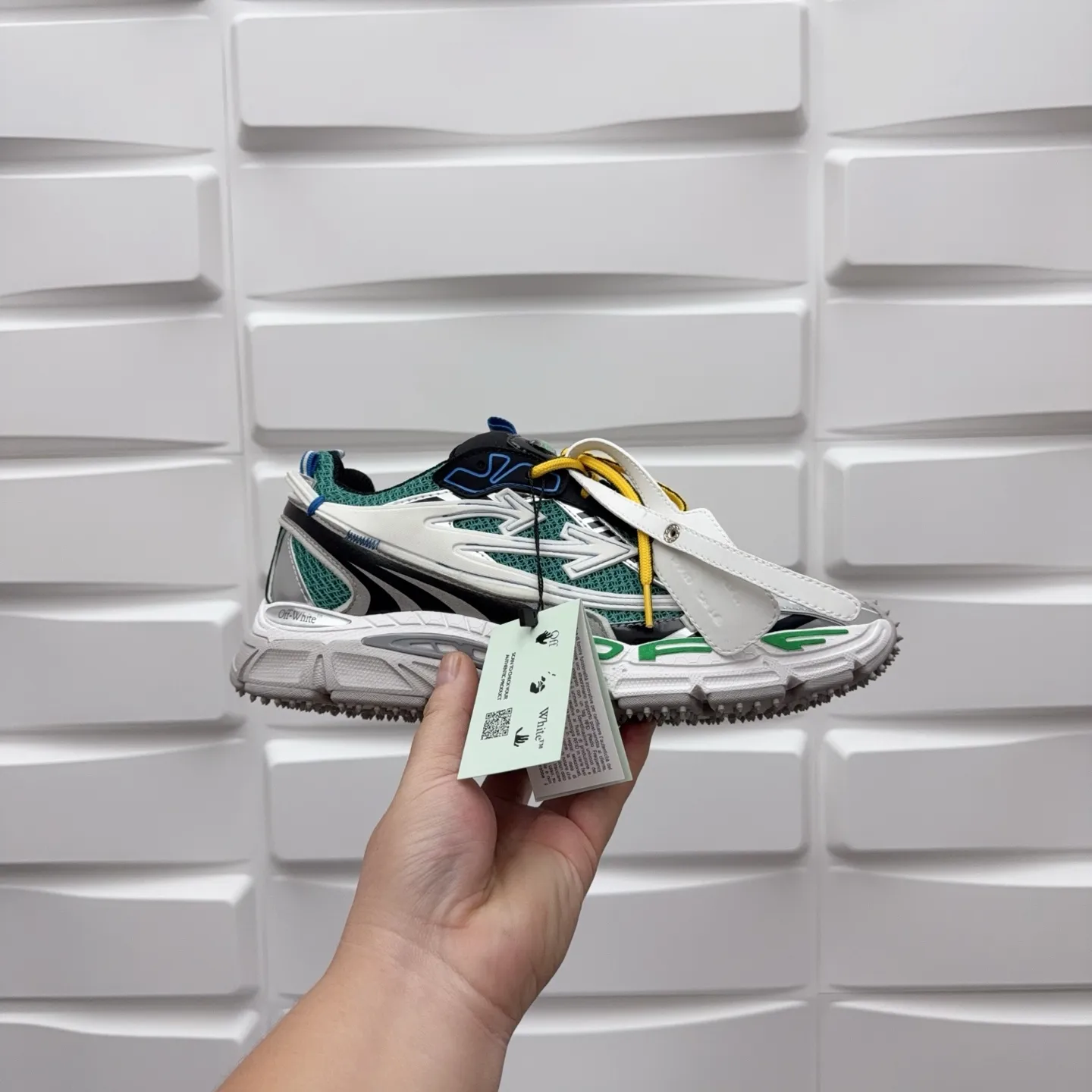 【off- white】P: 720💰Couple style👫, Size: 35-44 (Male 38.45.46 custom-made) High-quality version👊"Out of office" series original mold opening, original lasting, production process 1:1 original version ➰OFF GREY) OFF-WHITE Be Right Back Couple style👫Round toe lace-up arrow pattern low-top lifestyle casual shoes green. A running shoe called the "Be Right Back" sneaker. The design of this sneaker is inspired by Japanese sports aesthetics and craftsmanship, with running performance and principles at its core.